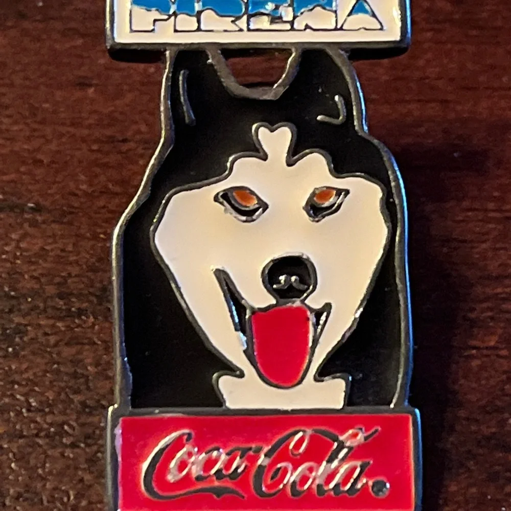 Vintage Coca-Cola Pirena Competitive Mushing Event Siberian‎ Husky Lapel Pin
